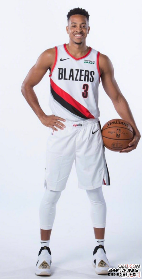 CJ麦科勒姆专属空袭5圣诞PE实物细节赏析 本赛季CJ上脚的个人PE有哪些 CJ麦科勒姆专属空袭5圣诞PE实物细节赏析 本赛季CJ上脚的个人PE有哪些