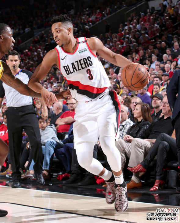 CJ麦科勒姆专属空袭5圣诞PE实物细节赏析 本赛季CJ上脚的个人PE有哪些 CJ麦科勒姆专属空袭5圣诞PE实物细节赏析 本赛季CJ上脚的个人PE有哪些