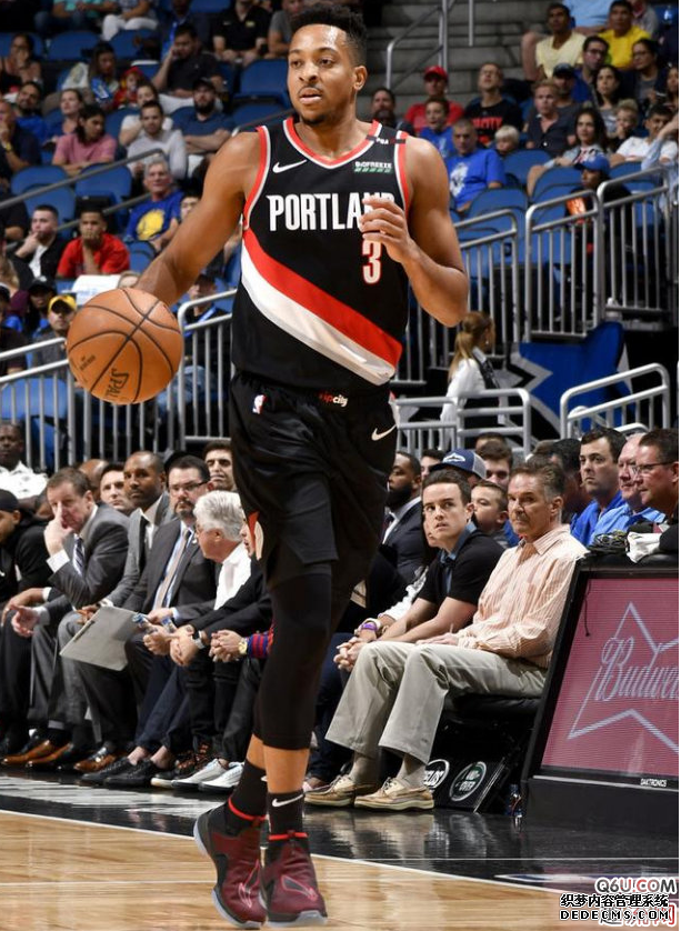 CJ麦科勒姆专属空袭5圣诞PE实物细节赏析 本赛季CJ上脚的个人PE有哪些 CJ麦科勒姆专属空袭5圣诞PE实物细节赏析 本赛季CJ上脚的个人PE有哪些