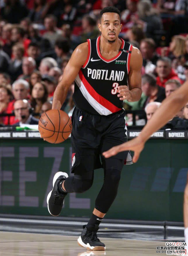 CJ麦科勒姆专属空袭5圣诞PE实物细节赏析 本赛季CJ上脚的个人PE有哪些 CJ麦科勒姆专属空袭5圣诞PE实物细节赏析 本赛季CJ上脚的个人PE有哪些