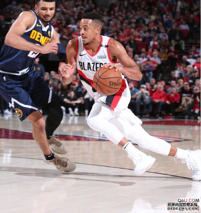 CJ麦科勒姆专属空袭5圣诞PE实物细节赏析 本赛季CJ上脚的个人PE有哪些 CJ麦科勒姆专属空袭5圣诞PE实物细节赏析 本赛季CJ上脚的个人PE有哪些