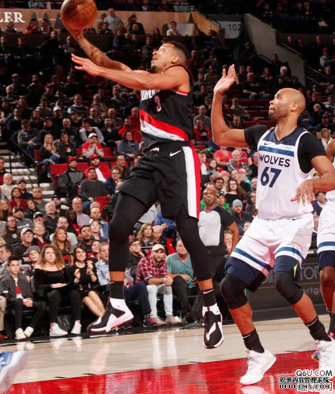 CJ麦科勒姆专属空袭5圣诞PE实物细节赏析 本赛季CJ上脚的个人PE有哪些 CJ麦科勒姆专属空袭5圣诞PE实物细节赏析 本赛季CJ上脚的个人PE有哪些