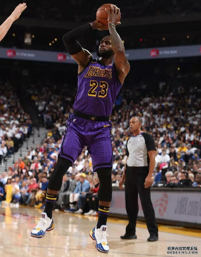 2018圣诞大战詹姆斯上脚lbj16超人配色 圣诞大战颜值超高的鞋款盘点 2018圣诞大战詹姆斯上脚lbj16超人配色 圣诞大战颜值超高的鞋款盘点