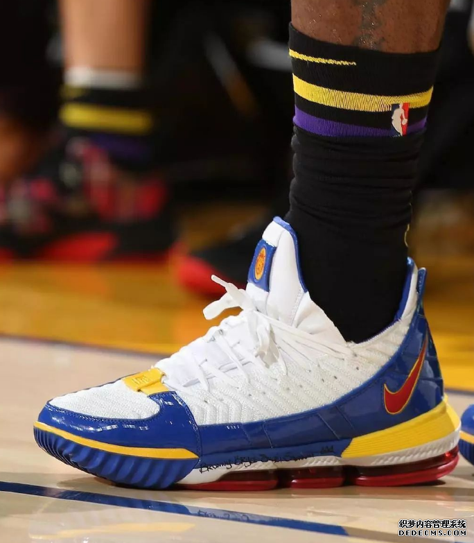 2018圣诞大战詹姆斯上脚lbj16超人配色 圣诞大战颜值超高的鞋款盘点 2018圣诞大战詹姆斯上脚lbj16超人配色 圣诞大战颜值超高的鞋款盘点