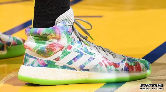 2018圣诞大战詹姆斯上脚lbj16超人配色 圣诞大战颜值超高的鞋款盘点 2018圣诞大战詹姆斯上脚lbj16超人配色 圣诞大战颜值超高的鞋款盘点