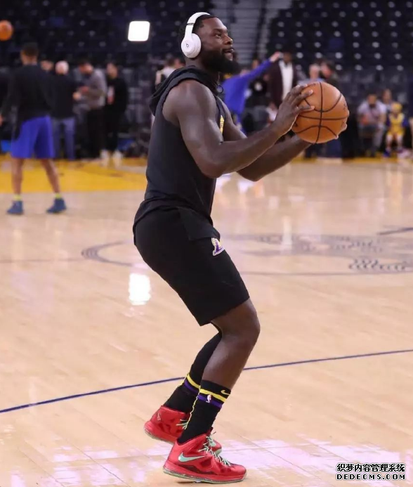 2018圣诞大战詹姆斯上脚lbj16超人配色 圣诞大战颜值超高的鞋款盘点 2018圣诞大战詹姆斯上脚lbj16超人配色 圣诞大战颜值超高的鞋款盘点