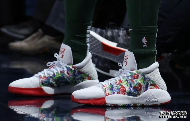 2018圣诞大战詹姆斯上脚lbj16超人配色 圣诞大战颜值超高的鞋款盘点 2018圣诞大战詹姆斯上脚lbj16超人配色 圣诞大战颜值超高的鞋款盘点