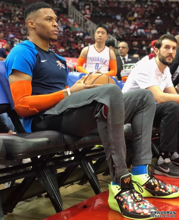 2018圣诞大战詹姆斯上脚lbj16超人配色 圣诞大战颜值超高的鞋款盘点 2018圣诞大战詹姆斯上脚lbj16超人配色 圣诞大战颜值超高的鞋款盘点