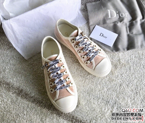 迪奥字母刺绣帆布鞋偏码吗 2019dior明星同款帆布鞋上脚怎么样 迪奥字母刺绣帆布鞋偏码吗 2019dior明星同款帆布鞋上脚怎么样