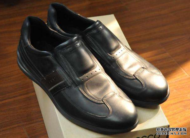 clarks和ecco哪个好 其乐和爱步有什么区别 clarks和ecco哪个好 其乐和爱步有什么区别