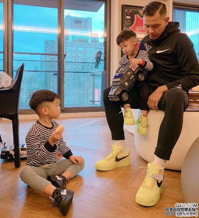 周杰伦、陈建州上脚AF1 x ow联名亲子款 AF1联名ow价格趋势是怎么样的 周杰伦、陈建州上脚AF1 x ow联名亲子款 AF1联名ow价格趋势是怎么样的