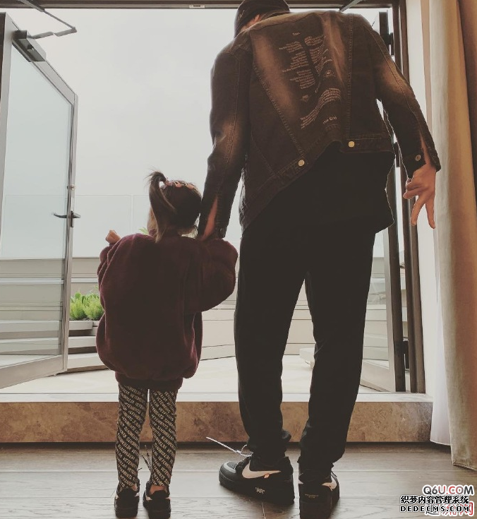 周杰伦、陈建州上脚AF1 x ow联名亲子款 AF1联名ow价格趋势是怎么样的 周杰伦、陈建州上脚AF1 x ow联名亲子款 AF1联名ow价格趋势是怎么样的